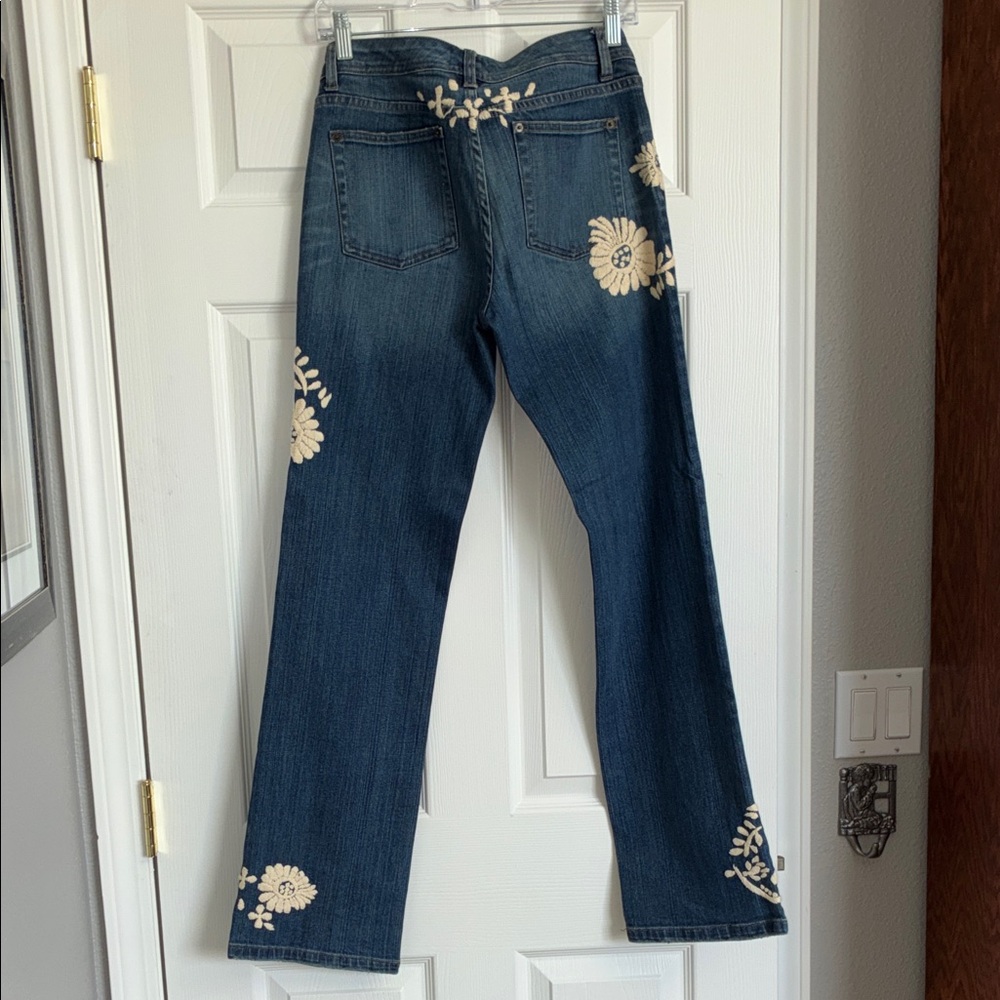 White House Black Market (Blanc)Denim Boot Cut Jeans with Cream Floral Design - Picture 3 of 4